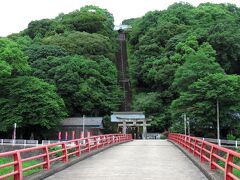 小城の観光スポットとしては有名な須賀神社、鳥居と神門の先には、山を一気に登る153段の石段があり、山の上に社殿が建っています。ここで折り返してJR小城駅まで歩きます。