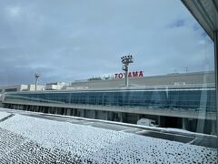 全日空さん流石ですね、最初のトライで一発着陸、ありがたやぁ～！
なんとか富山空港に到着です。明日の天気は考えずに、気分はすでに寿司、カニ、白エビ！