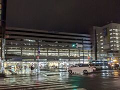 夜明け前の博多駅、小雨が降って冷え込んでいます。
こんな朝っぱらからラーメン喰いに早起きするのですから我ながら物好きです。
（奥方は呆れて付き合えない訳ですね）