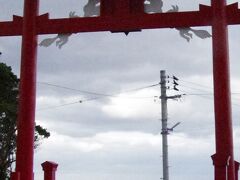 元乃隅神社
鳥居の上部、小型の賽銭箱に賽銭を投げ入れる人、ほとんどアウト