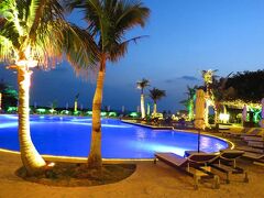 食後はガーデンプールのイルミを楽しみます。