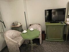 ホテルピエナに到着し、一息しました。
ホテルピエナの家具がかわいかったです。
色々な色の家具のお部屋があるとか。
グリーンのビンテージな感じがとてもお洒落に感じました。