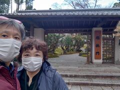 しょうざん日本庭園の門まで来ました。
日本庭園の入園料は500円
ROKU KYOTO宿泊者は無料です。

紅葉の時期にはライトアップもされます。
その時の入園料は700円です。
ROKU KYOTO宿泊者も700円かかります。

私達が訪れた翌日まで（12月5日）ライトアップされていました。