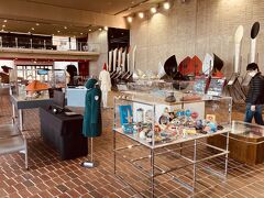 その後EXPO'70パビリオンという施設を見学します。
当時の建物を残したもの。
当時を偲ぶ現物が展示されています。