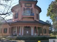 山形郷土館。
明治時代に県立病院として建築され、のちに、この公園内に移築されたもの。