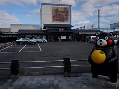 　八代駅に到着、乗り換えまでちょっと時間があったので、くまモンと一緒に駅舎をパシャリ。案外駅ちっちゃいです、でも熊本県第二の都市です。とは言っても人口12万くらいで、70万近くいる熊本市とはかなり規模が違います。