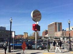 宿泊ホテル近くのCopley（コプリー）駅から路面電車グリーンラインに乗りました。路面電車とは言っても都心部は地下鉄になっています。コプリー駅からフェンウェイパーク方面にはB・C・Dの系統の路線に乗車します。コプリー駅から2つ先のKenmore（ケンモア）駅で下車。ケンモア駅からフェンウェイパークまで徒歩約5分程でした。

フェンウェイパークまでは別に鉄道やバスも利用出来ますのでアクセスは良いと思います。写真はフェンウェイパークを背にして鉄道のLansdowne駅方面を撮影しています。コプリー駅近くのBack Bay駅からLansdowne駅まではFramingham/Worcester Lineで駅1つの移動、Landowne駅からフェンウェイパークまで約100mです。本数も多い様なのでどちらで移動しても良いと思います。