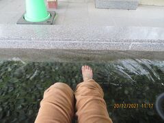 登城で冷えた足を温めにしんじ湖温泉駅の足湯へ
今日は貸し切りだ！イェーイ！