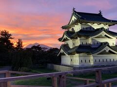 日が暮れて来ました。弘前城の奥にも岩木山。