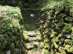 中山風穴地倉庫跡。石積みの壁の隙間からどこともなく冷気が流れ出ていて、貯蔵庫として利用されていたそうです。