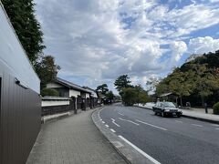 塩見縄手
小泉八雲旧居をはじめ、武家屋敷風の家が堀に面して軒を接し、松江で最も城下町らしいたたずまいを残しています。
小泉八雲記念館前から明々庵入口に至る延長約500mは、昭和48年（1973）に松江市の「伝統美観地区」に指定され、保存が図られています。
このあたりはかつて500石から1,000石取りの中老格の藩士の屋敷が並んでいたところで、塩見縄手の名称はこのほぼ中央に、松江藩中老で町奉行の塩見小兵衛の屋敷があったことに由来します。
縄手とは平地などに細く延びる一本道のことです。
現在は大型バスも交差する舗装道路ですが、古くは駕籠か大八車がせいぜいの縄手道でした。
堀沿いに残る巨松の並木は当時のもので、垂れ下がった枝に合わせ歩道を低く設けるなど心遣いがされています。