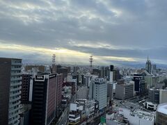 朝食はホテルの最上階でバイキング。
雲の隙間から陽が差して、立山連峰を薄っすらと臨むことが出来ました。今日は駅周辺を観光して夜の便で帰ります。