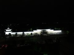 部屋から見える「二条城」。

ライトアップされているー！！！。

さて、今日はたっぷり歩いたなぁ～。
早めにおやすみなさいです。。。
明日は、最終日。
２泊３日だと早いなぁ。。。
次回は「二条城＆金閣寺」へ行ってきます！！！。