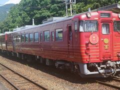 高速道路を一気に走り抜け、愛ある伊予灘線の伊予上灘駅へ。祖母の家が近くにあることもあるが、昨年オンラインツアーで訪れた双海町でもある。ちょうど伊予灘ものがたり～八幡浜編が来るところだったので、少し待ってお出迎え。上灘駅は下り列車は通過する。