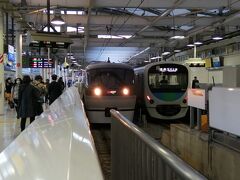 西武新宿駅の上で買い物をしてから大阪へ向かいます。
このレッドアローもそろそろ見納めですね