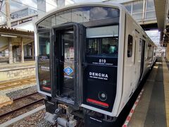 香椎駅で乗り換えます。DENCHAという架線式蓄電池電車の電車です。