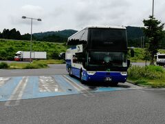 京都深草5分遅れて１０：０９に出発！！

乗ってきたバスはスカニアの2階建てバスです。
京都深草（10:04発）→東名御殿場(15:21着)まで得割2940円で買えましたのでとても安い。
所要時間は5時間17分です。

