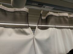 バスは４列シートなのにもかかわらずカーテンが設置されていました。
隣には人が座ってないので快適っちゃ快適だけど、2階建てなので天井は低いですね。