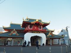 小田急線　片瀬江ノ島駅　15:45頃到着

竜宮城をイメージした駅舎は東京オリンピックの開催に合わせ建て替えられました。
日没予定時刻16:33まで少し時間があるので、先ずは、江島神社へお参りに向かいます。