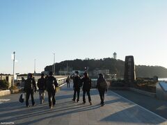 江ノ島弁天橋（全長389m）

平日のこの時間は人も少なく３密は避けられそうです。
この弁天橋の袂にオリンピックのモニュメントがあったのですが、ヨットハーバーの敷地内へ移転されたようです。