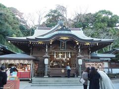 江島神社　辺津宮　16:02頃

祭神は田寸津比賈命
参拝者も少なく直ぐにお参りできました。
江島神社は、辺津宮・中津宮・奥津宮に三姉妹の女神さまが祀られてます。

コロナ禍、混雑を避けるためにも初詣は控えて幸先詣をお薦めします。
年内の空いている日にお参りしてもご利益は一緒だそうですよ。