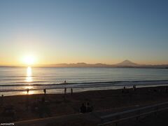 片瀬海岸西浜から望む富士山とサンセット　16:20頃

いよいよサンセットショーの始まりです。