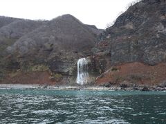 【カムイワッカの滝】　硫黄山から流れ出る温泉　エメラルドグリーン
船はここで左右の乗客が見えるよう、ぐるりと旋回します