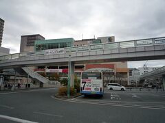 長岡京市は阪急バスが走っています。
京都市営バスや京都バスは走っていません。
駅前ロータリーです。