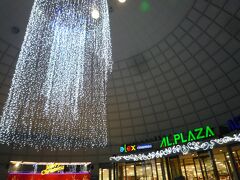 さて、阪急電車に乗って高槻市に戻ってきました。
センター街にあるマクドナルドで食べようと思ったら行列していました。
ちょっとうんざりして、松坂屋にある伊三郎製パンでパンを買いました。
このまま家に帰ればNHKの大河ドラマ「青天を衝け」と、
TBSの「日本沈没」も見れるし。
とりあえず、アルプラザで箱ティッシュ５ケース１セットを２つ買いました。
通常は150枚入りですが、200枚入っているので取り換えが減るので便利です。

もう、クリスマスシーズンなので、
クリスマスのイルミネーションが高槻市でも始まっていました。