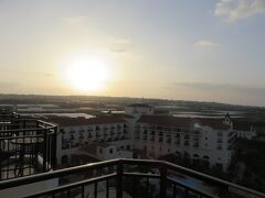 旅の１０日目午前７時３０分
ホテル日航アリビラのラナイ（テラス）から
お天気はいいんだけど北風ぴーぷー