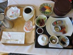 和食レストラン・佐和から届いたルームサービスの朝ごはん。