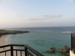 ラナイから眺めるニライビーチ。
ここから見てる分には穏やかな海況に見えますが。