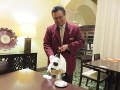 ギャルソンのＯさん。
いつもニコニコ