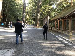 下宮から、近鉄宇治山田駅へ
１２時過ぎに息子到着
今度は親子三人で伊勢神宮内宮参拝

相変わらず、豚ってる息子
食っちゃね食っちゃねしてるからやわ
男の一人暮らし、あかんな～
母が時々行ってご飯作ったろか？掃除したろか？
はい、わかってます、それが余計なお世話、ウザいってこと
だったら、もっとちゃんと痩せんかい！
