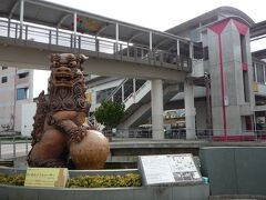 ゆレール「牧志駅」が通りとクロスするように在ります、

国際通りを利用するなら県庁前駅か牧志駅のどちらかが便利です。

＊ゆいレールの詳細はクチコミでお願いします