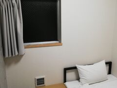 岐阜駅から徒歩10分位でした。
2000円ちょっとで1人部屋です。
部屋は3畳程度でテレビはありません。
床は畳で窓は開けられないせいかかび臭かったです。
温泉の浴場もありました。
温泉はちょっと塩素がキツめで10分満たずに出てしまいましたが…
寝るだけなら十分です。