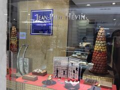 フランス人ショコラティエのジャンポールエヴァンさんのお店です。
こだわりのチョコレートスイーツがたくさんあります。
期間限定のフレーバーもありましたよ！