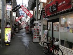 鶴橋駅商店街も少しずつ店が開き始めていました。