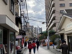 駅前の商店街を歩き
お昼を食べてなかったので何か食べようかと