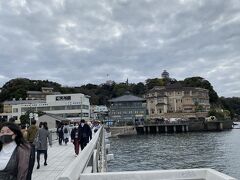 歩道橋を渡って
江の島が近づいてきて