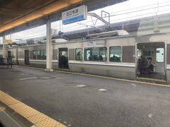 近江今津駅に停車。
敦賀行きの新快速電車を追い抜く。