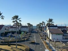 館山駅に到着。
構内から海に続く道がありました。
西に延びる道で、夕映え通りというそうです。