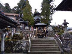 定義如来の西方寺。山門をくぐり貞能堂を眺める。