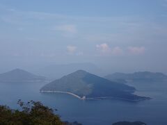 瀬戸内海に突き出ている半島の紫雲出山にある展望台から
多島美が楽しめるのだけど、ちょっとけぶっていてクリアーには見えない