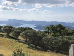 入り組んだリアス式海岸の大島海峡と加計呂麻島が見渡せます。