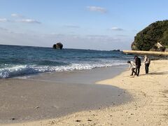 　いよいよ大浜海浜公園へ
　日本の渚100選に選ばれた海岸です。ドライバーさんが、ビニル袋をくれ、サンゴを拾っては？と。よく気が付く方です。
