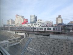緊急地震速報で目を覚ましたが、揺れなかったのでその後は熟睡する。

朝起きてカーテンを開けてみたら、目の前には京成成田駅が！。