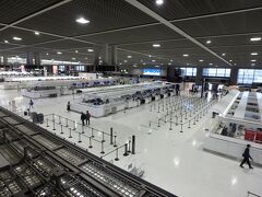 ほとんど人が居ない成田空港の第２ターミナル。こんな閑散な光景は初めてだ。