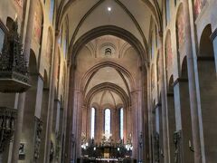 Mainzer Dom（大聖堂）

さて、大聖堂にやってまいりました。マインツ大聖堂は、1000年の歴史をもつロマネスク様式をベースとしたローマカトリック大聖堂です。

中世には、マインツ大司教がドイツの信徒を統括したため「黄金のマインツ」と謳われるほど重要な宗教都市としても発展してきました。