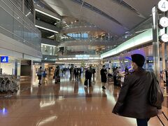 羽田空港は既に年末モード
平日の朝一から結構な数のお客さんで賑っている。
またまた変異株が出てきて心配な状況ではあるのだけど、まだまだ感染者数が抑えられている今のうちに出かけておこう！！という心理が働いているのかな(まさに私たち)

なんと駐車場もこの日から1日500円アップの繁忙期料金になっていて、とほほだよ…
旅行から帰ったら真っ直ぐ伊東へ移動なので、アクアラインバスで戻ってまたマイカーで渡るというのも非効率だしね、と自分を納得させる。